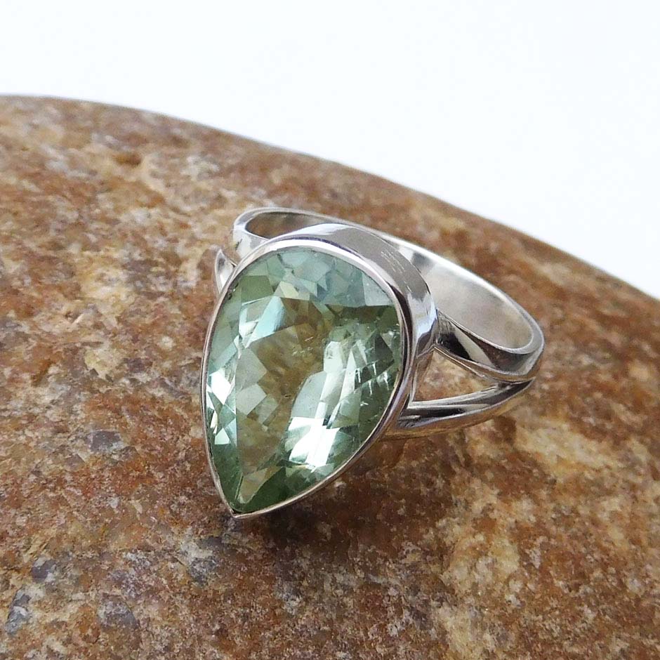 Dråbeformet sølv ring med facetslebet grøn Ametyst sten, 55 (M)
