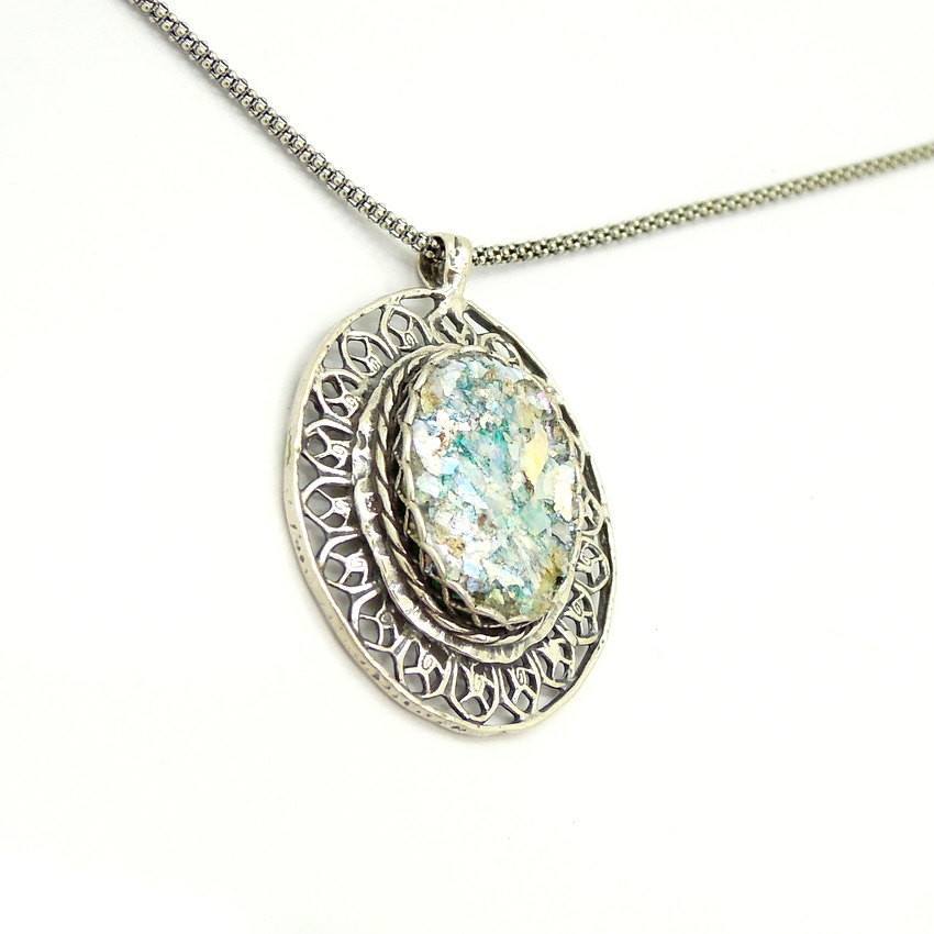 Se Oval halskæde i vintage-look med romersk glas hos Niibuhr Jewelry