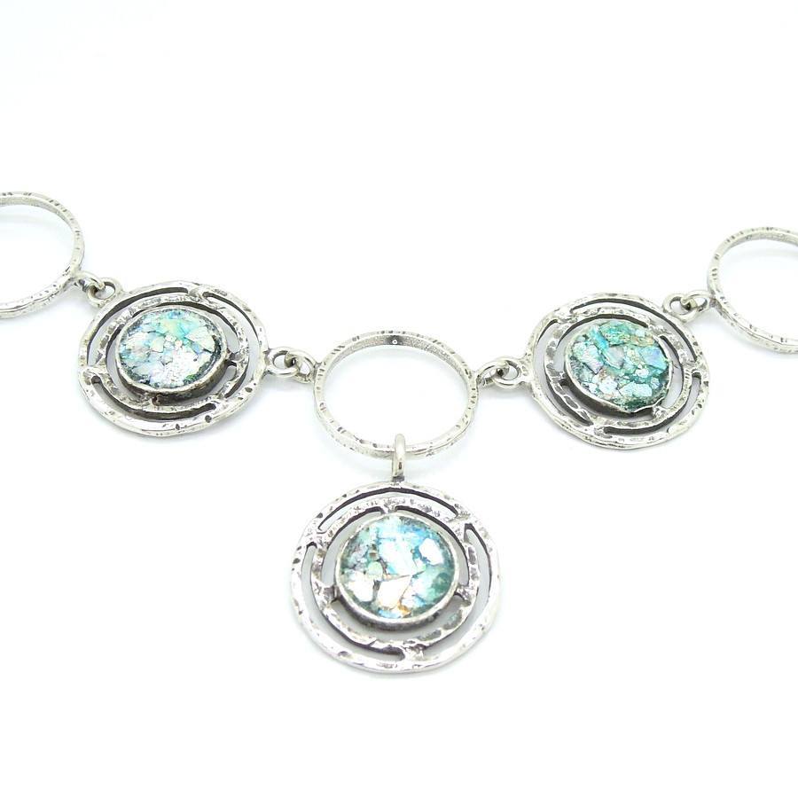 Se Stor sølvhalskæde med tre cirkler med romersk glas hos Niibuhr Jewelry