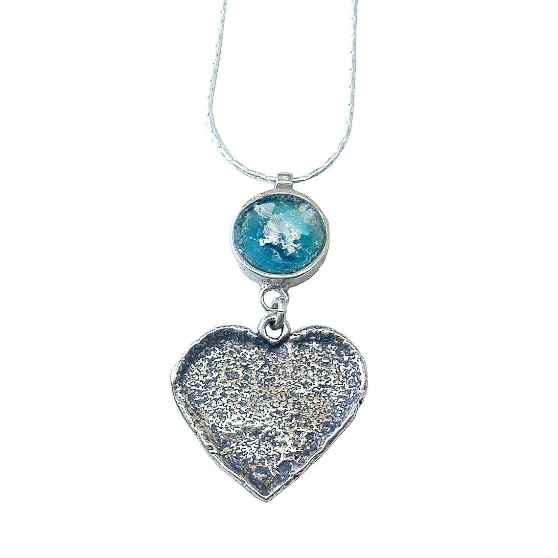 Se Hjerte halskæde i rustikt design med romersk glas hos Niibuhr Jewelry