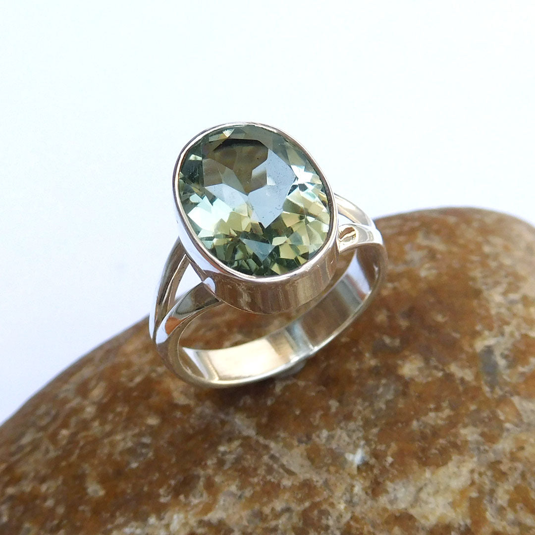 Oval sølv ring med facetslebet grøn Ametyst sten, 58