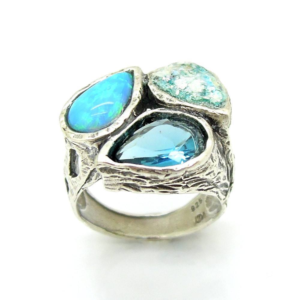 Se Sølvring med blå kvarts krystal, opalsten og romersk glas, 61 hos Niibuhr Jewelry
