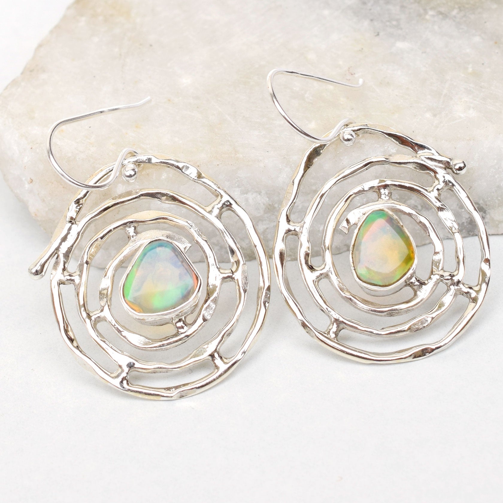 Spiral formede øreringe med Opal sten