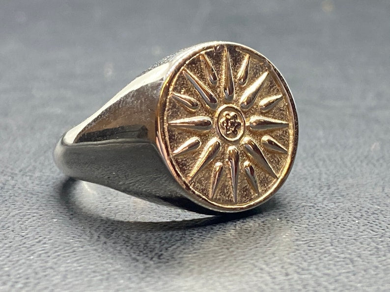 Se Unisex sølvring med sol- og stjerne symbol, 53 (S) hos Niibuhr Jewelry