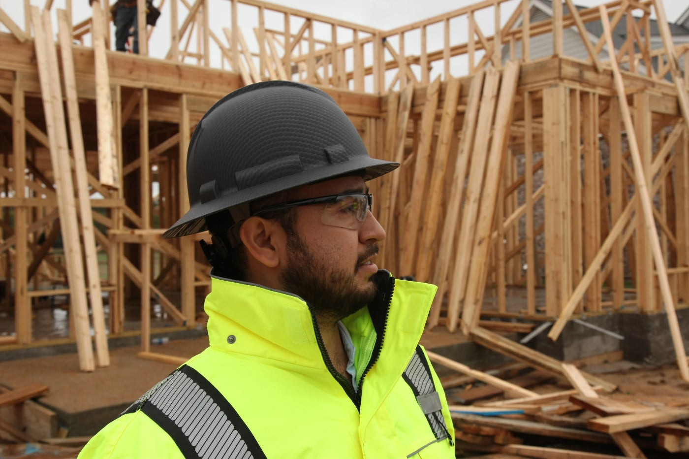 Construction worker wearing Pyramex Hard Hat