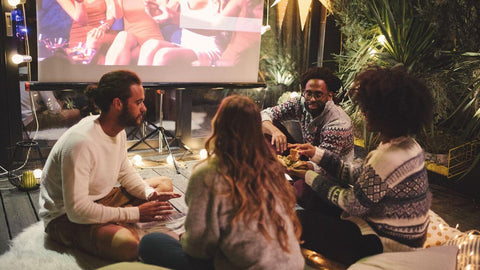 détente entre amis avec un sweat plaid