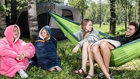 des amis au camping avec un sweat plaid doux et chaud