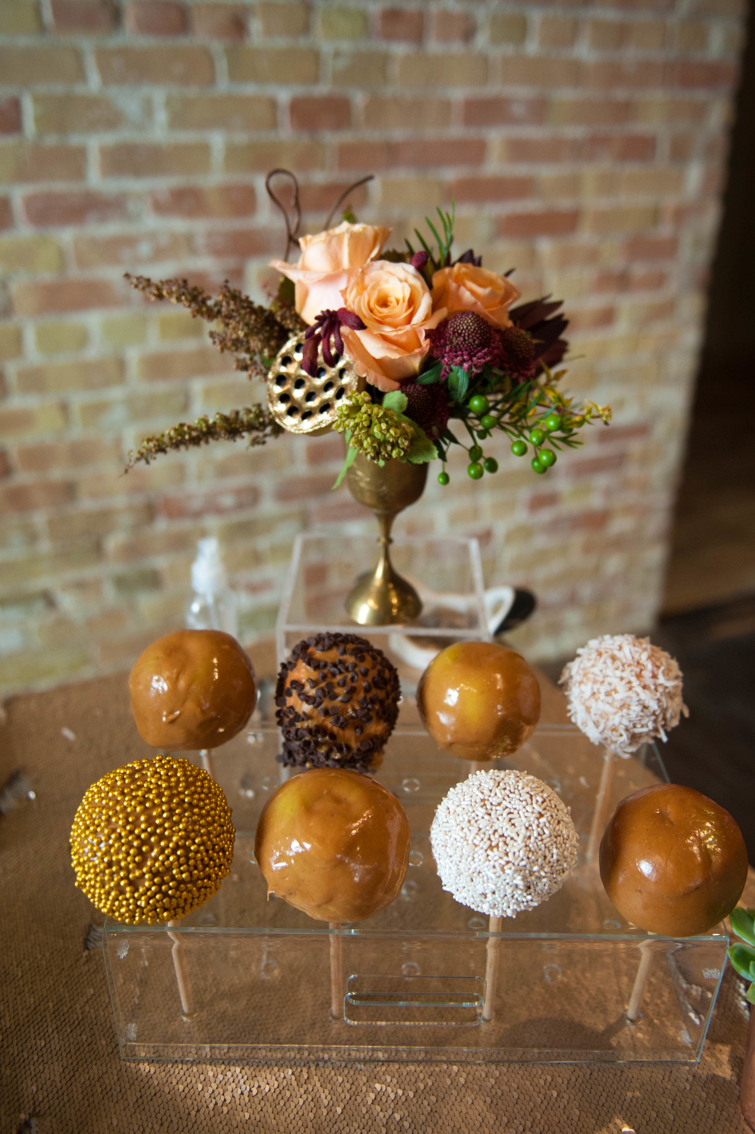 Display of custom caramel apples at an Austin, Texas fall wedding