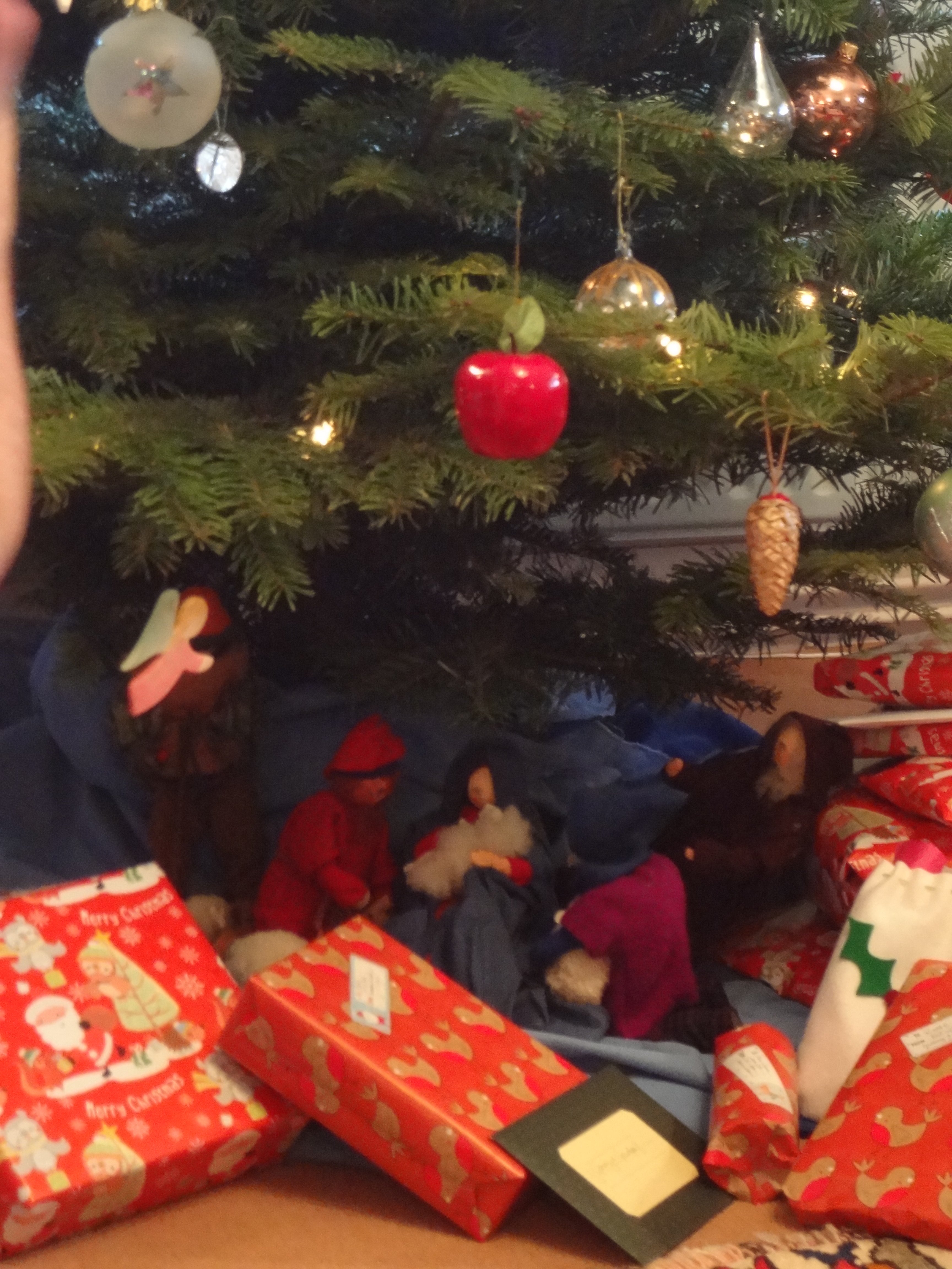 nativity-under-tree