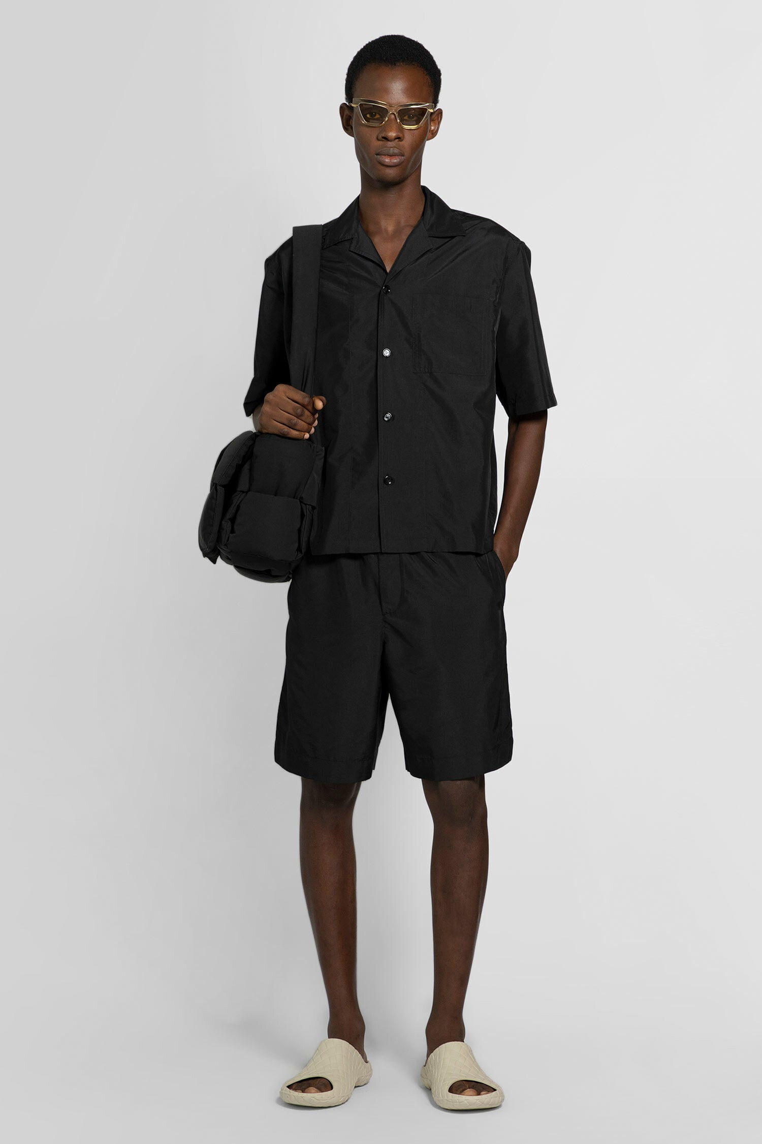 BOTTEGA VENETA MAN BLACK SHORTS