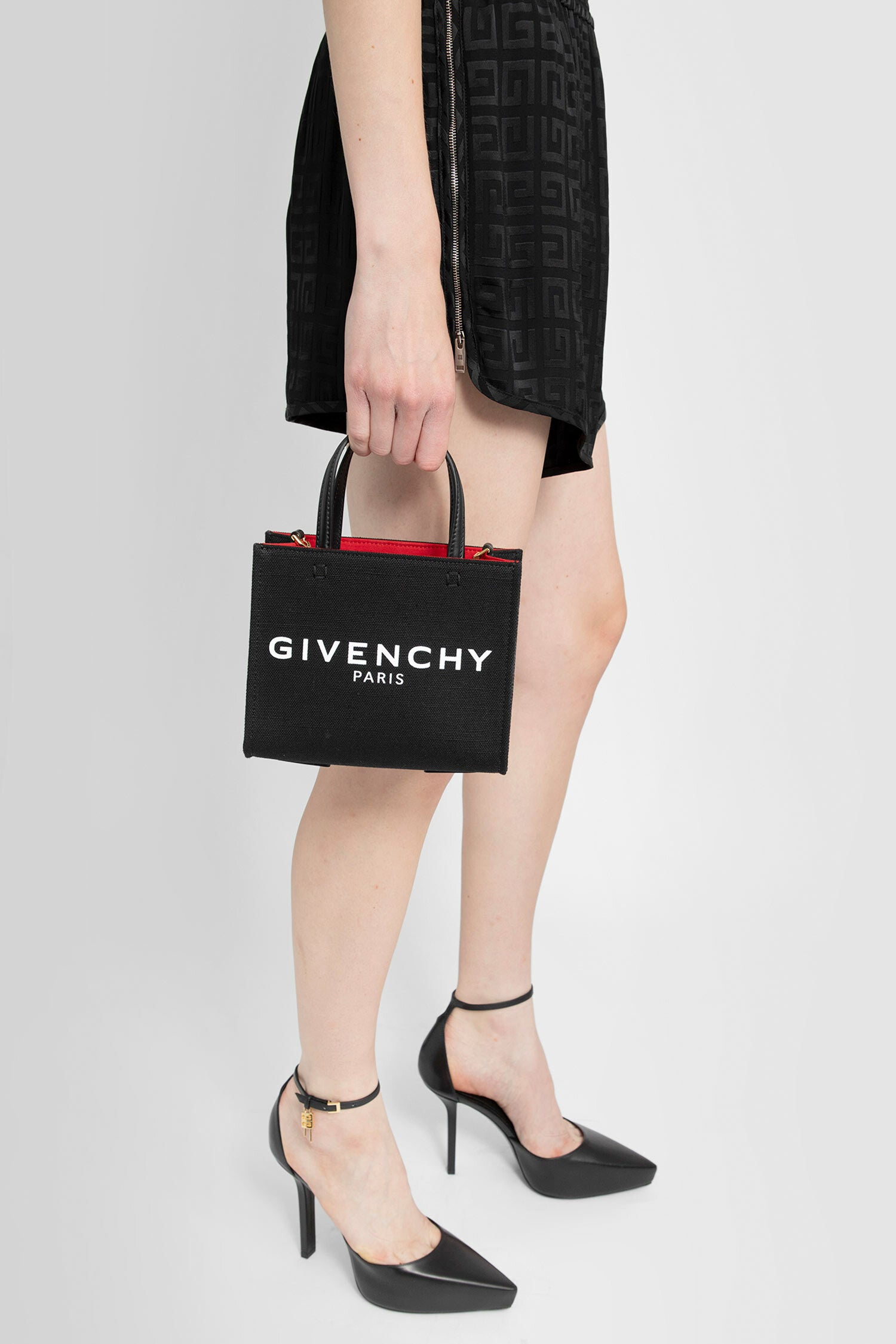 GIVENCHY