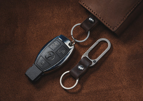 KM02 TITANIUM ALLOY KEYCHAIN CLIP WITH LEATHER