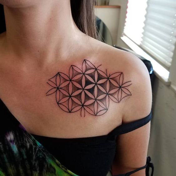 Tatouage fleur de vie femme sur épaule