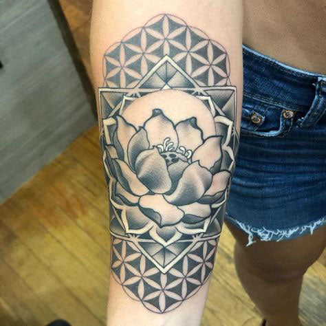tatouage fleur de vie pour femme