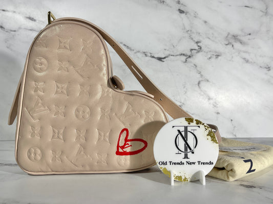 Louis Vuitton SNEAK PEAK: Fall in Love Collection - staring the Onthego  Tote, Sac Plat & Coeur Heart 