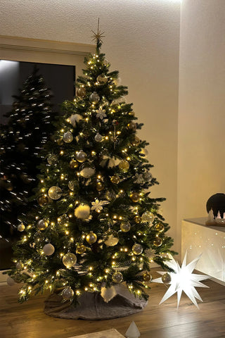 Künstliche Weihnachtsbäume in einem Wohnzimmer mit Goldener / Weißen Dekoration
