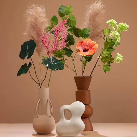 Abstrakte Vasen mit künstlichen Blumen