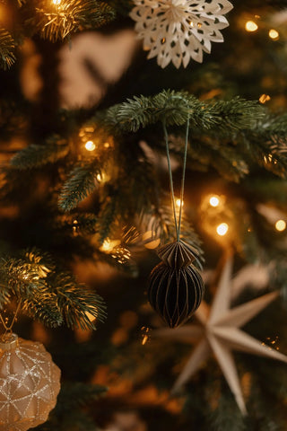 Weihnachtsbaum künstlich mit Sternen, Kugelen und weiterer Dekoration, beleuchtet
