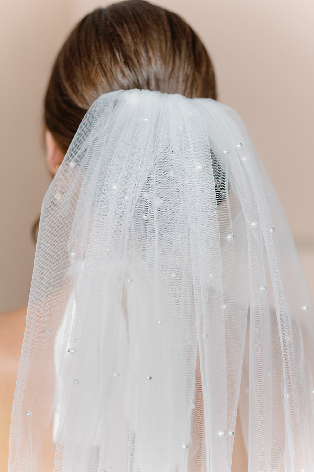 https://cdn.shopify.com/s/files/1/0557/7988/5156/products/tulle-pearl-veil_lifestyle_main-hover.jpg?v=1674491616