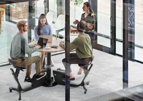 dans les postes de travail actifs au bureau