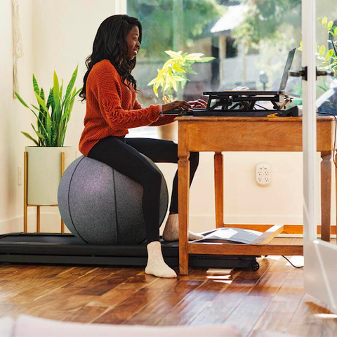 chaise de bureau avec ballon de yoga