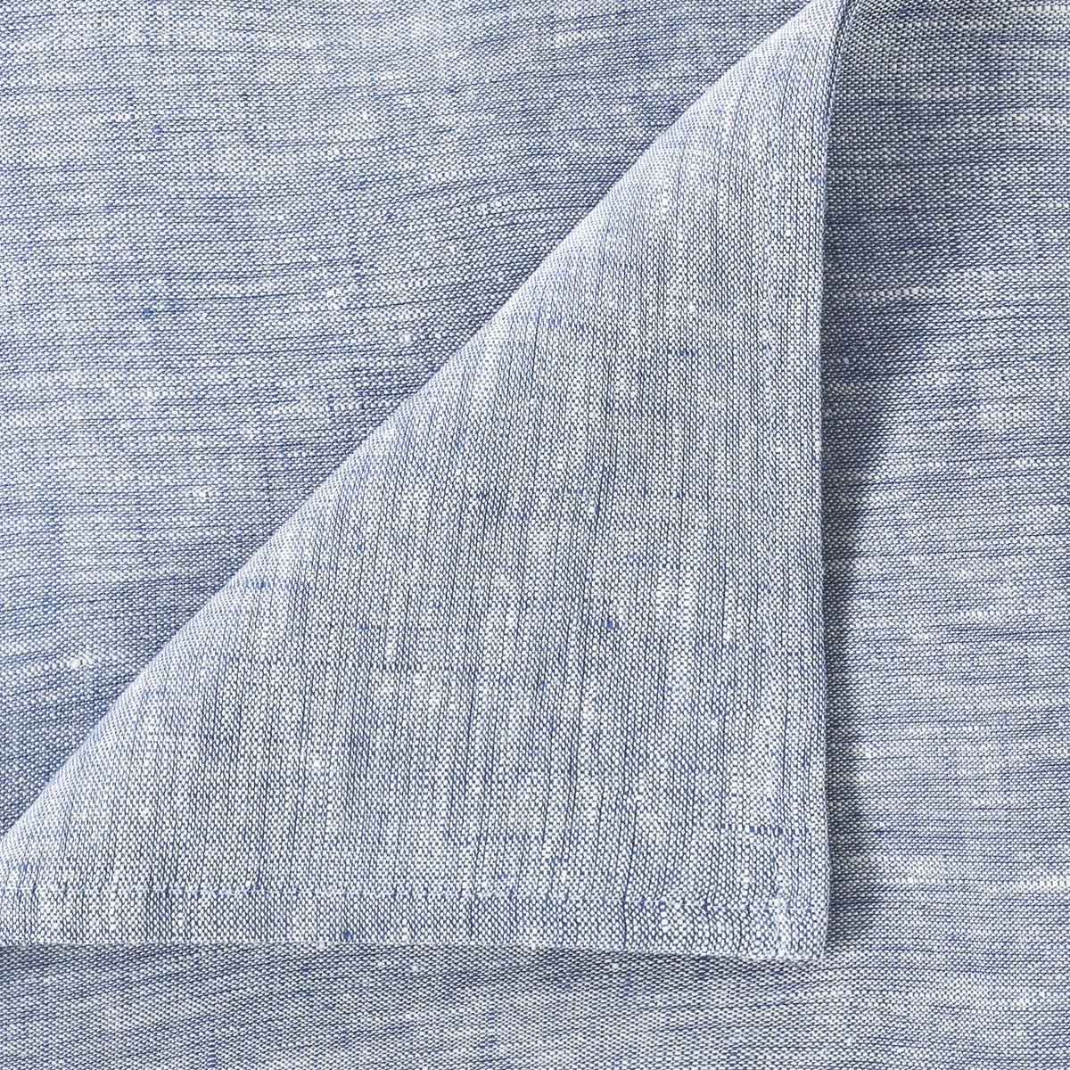 https://cdn.shopify.com/s/files/1/0557/8840/4900/products/linen-napkin-tabletop-hosting-dining-chambray-detail_1200x.jpg?v=1680206389