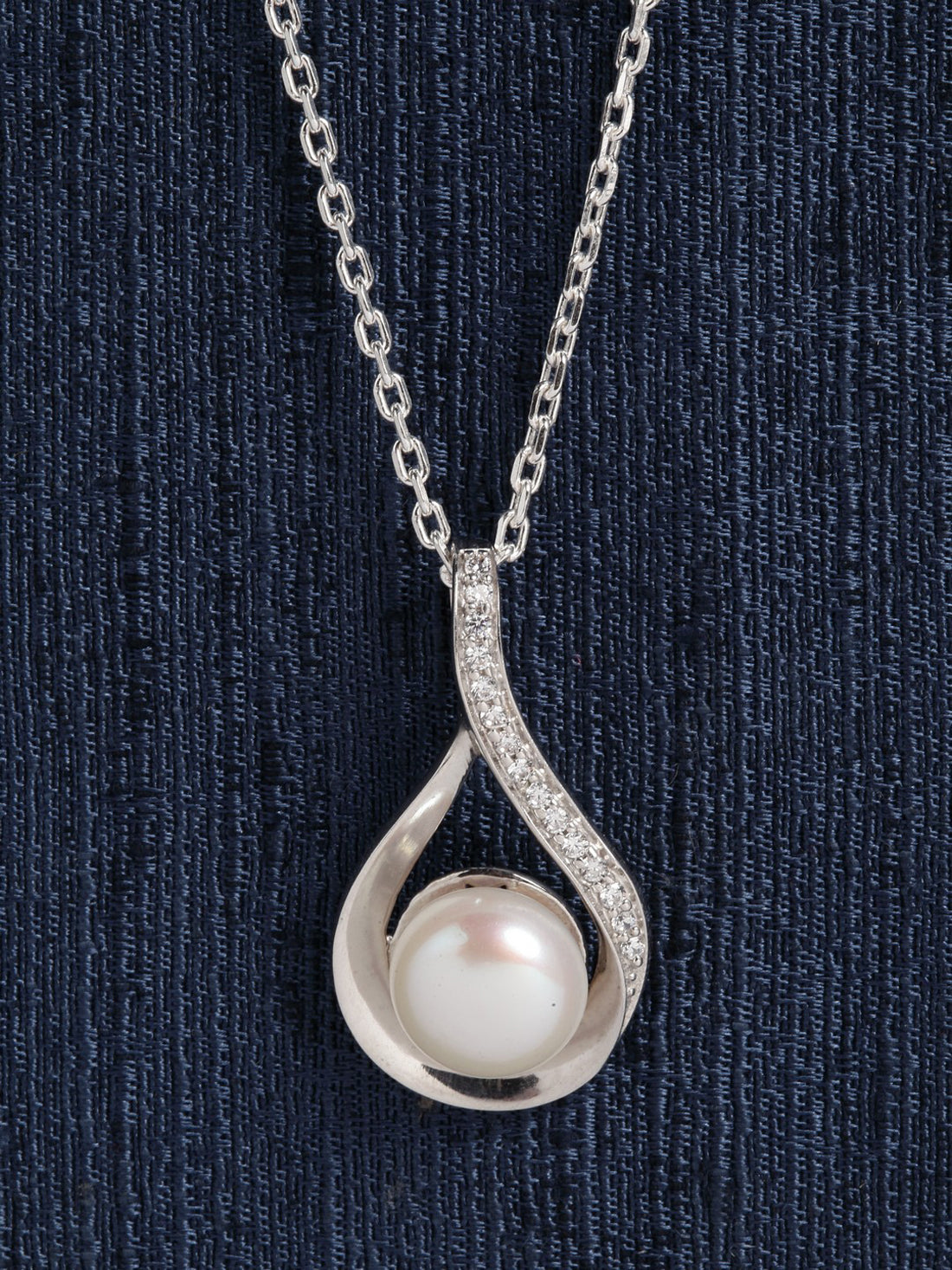 14k White Gold Crown Cultured Pearl Necklace with Original Case