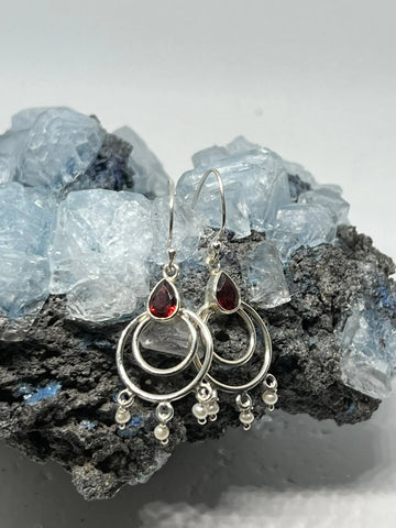 boucles d'oreilles grenat pierres de naissance en argent 925, pierres précieuses, significations des pierres de naissance, bijoux en pierre de naissance, symbolisme de la pierre de naissance, cadeaux de pierre de naissance, signes du zodiaque, astrologie, identité personnelle, propriétés métaphysiques, tradition des pierres précieuses, histoire des pierres de naissance