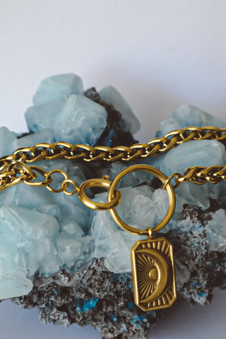 Himmlischer Schmuck, himmlischer Schmuck, Halbmond-Anhänger-Charm an O-Ring-Halsband in Gold