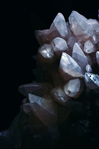 Nahaufnahme eines natürlichen rohen weißen Kristalls mit gezackten Kanten und strukturierter Oberfläche
