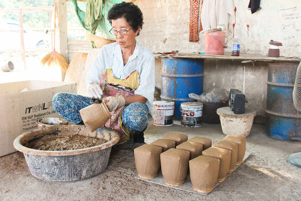 Fremstilling af Artisanale-de-boite-a-riz-boite-a-the-thailandaise