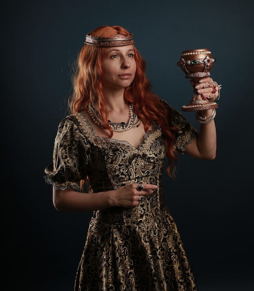 femme-viking-portant-bijoux-en-cuivre-et-objets-en-cuivre