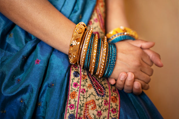 Giovane-indiano-Wearing-Sari-Bangles