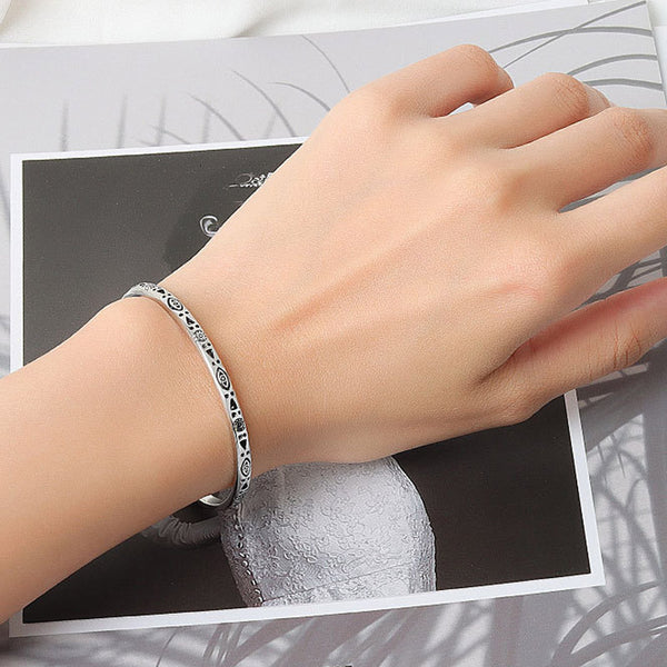 Nuba-bracelet-jonc-argent-port-sur-poignet-femme