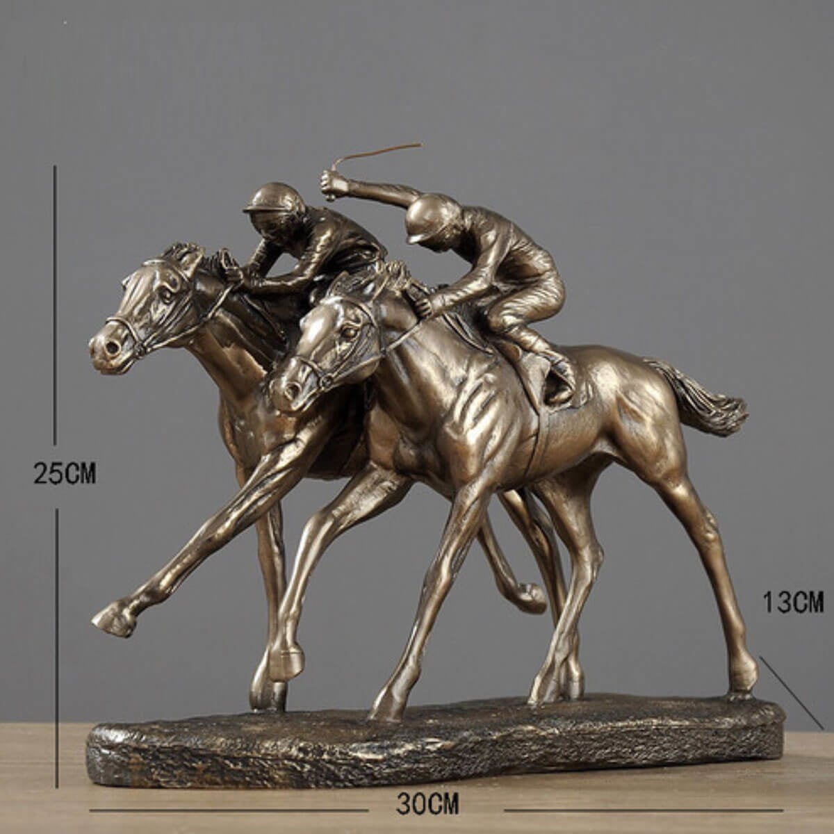 Escultura de metal de atleta ecuestre de carreras de caballos – The Mob Wife