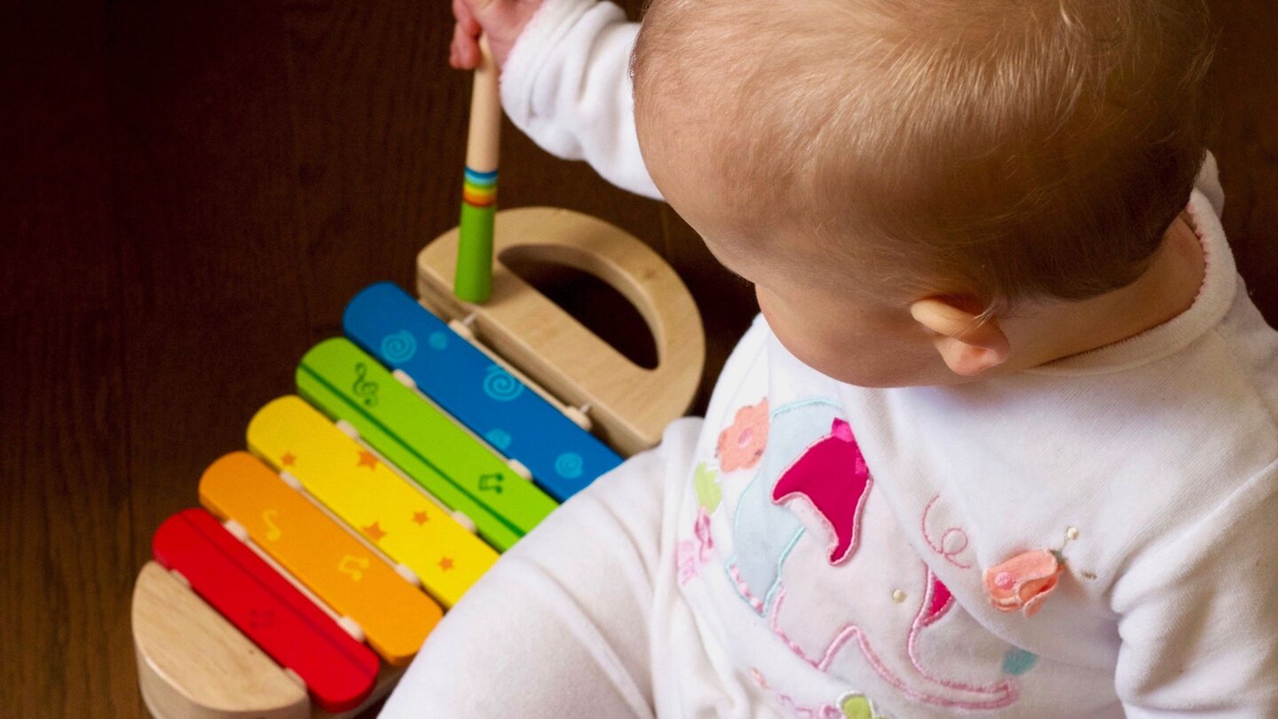 Baby-Developmental-Milestones-Reaching-For-Toys