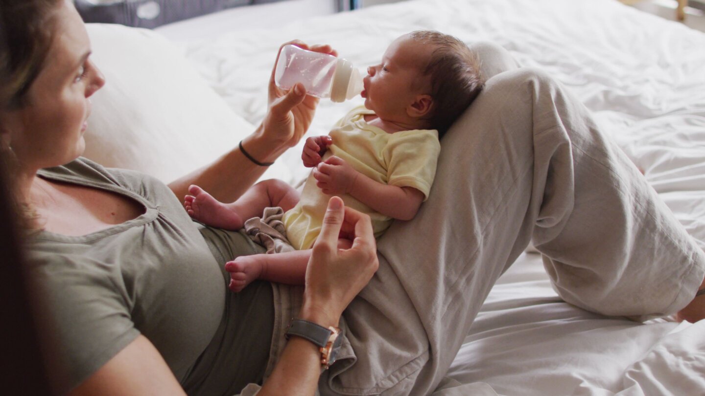 How-To-Warm-A-Babys-Bottle-Mum-Feeding-Newborn-Bottle-Milk