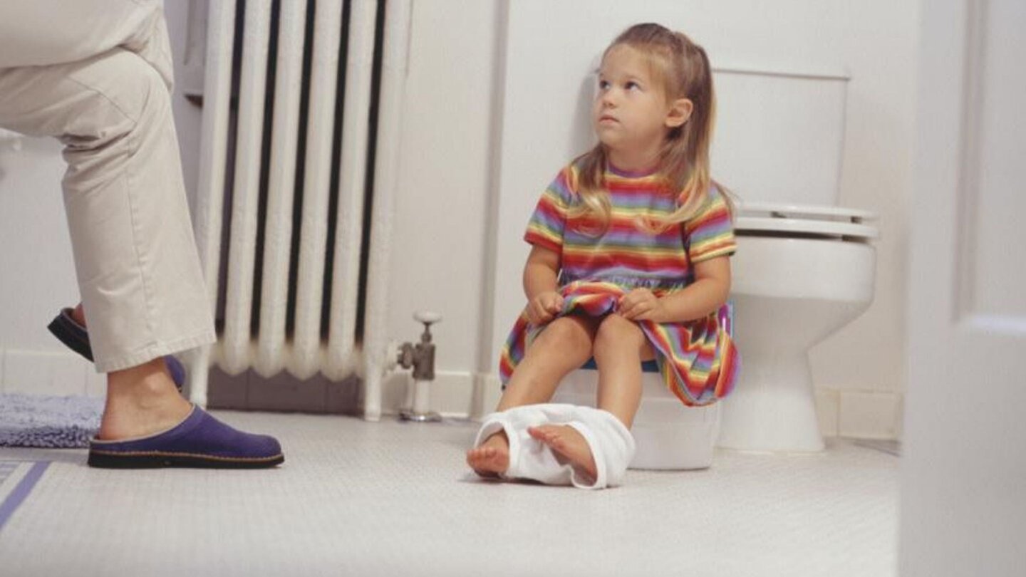 Parent-Potty-Training-Little-Girl