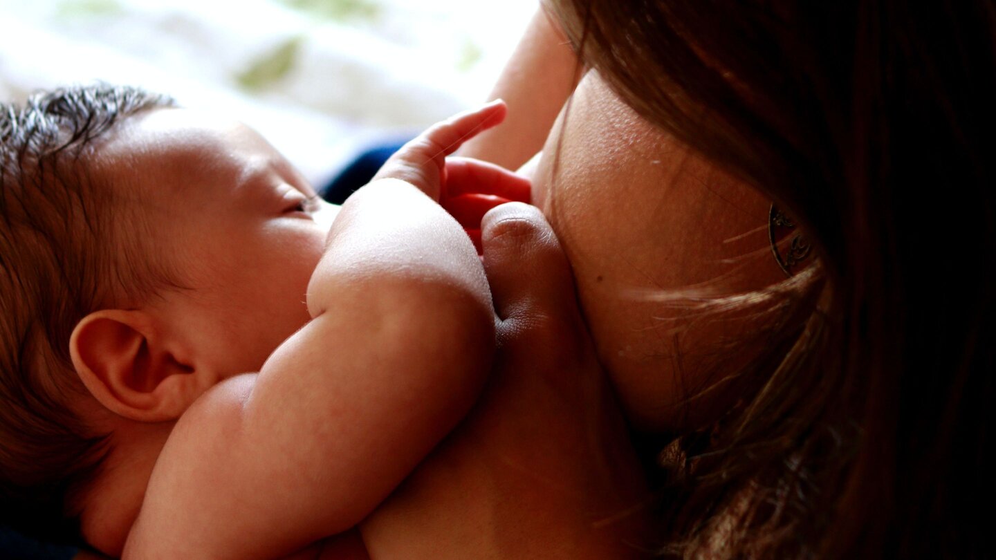 Should-You-Breastfeed-Your-Baby