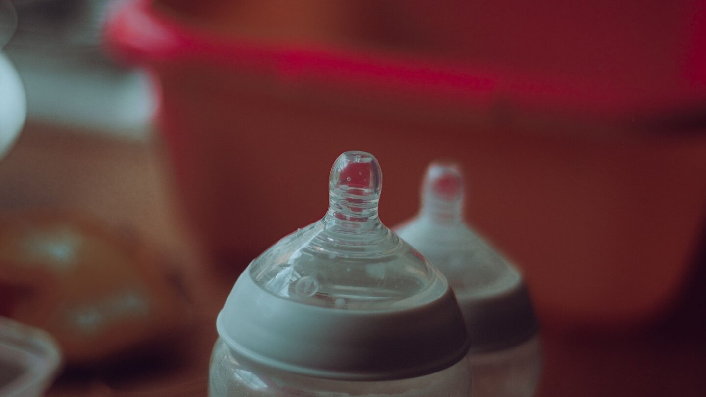 The-Benefits-Of-A-Portable-Baby-Bottle-Warmer-bottle-next-to-warm-water