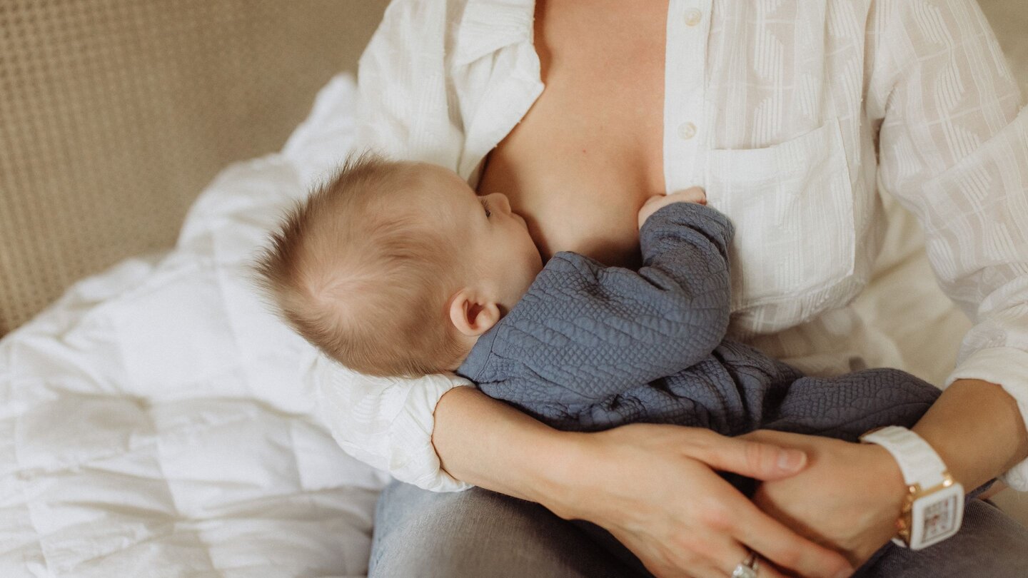 The-laidback-breastfeeding-hold