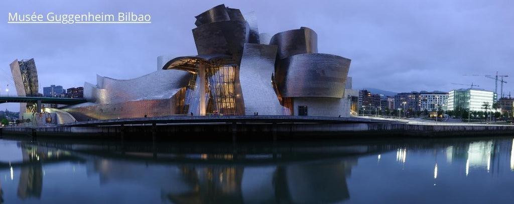 Musée Guggenheim de l'architecte Frank Gehry conception architecturale futuriste en titane et verre à Bilbao