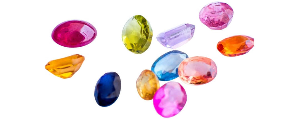 Les magnifiques nuances de couleurs bleus des pierres précieuse comme les saphirs sont dû au titane ∣ Bijoux Titane France®