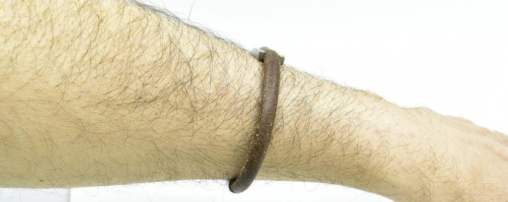 Taille ajustée d'un bracelet en titane et cuir naturel pour homme ∣ Bijoux Titane France®