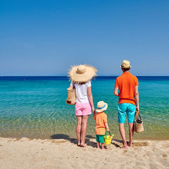 Familie am Strand angekommen