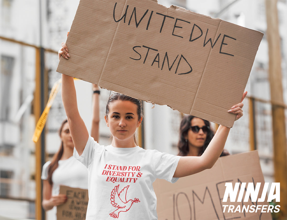 Ejemplo de diseño de camiseta con un mensaje contundente: protestar por la paz.