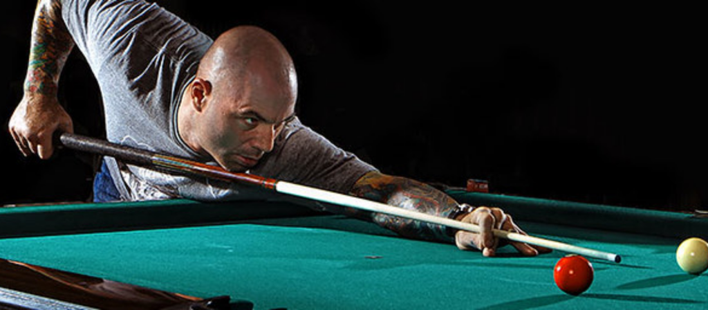 joe rogan lining up a pool shot