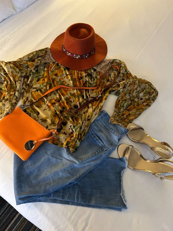 A Caribbean outfit with the orange Endrizzi Borsetta purse