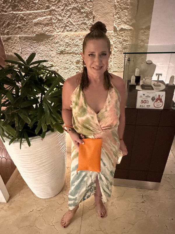 Nancy Stoltz in her Caribbean dress and Endrizzi Borsetta purse