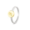 Breedte geelgoud ringband: 2 mm, Diameter bovenzijde ring: 7.7 mm. Zilveren ring voorzien van een 14 KT gouden gravure. Geelgoud